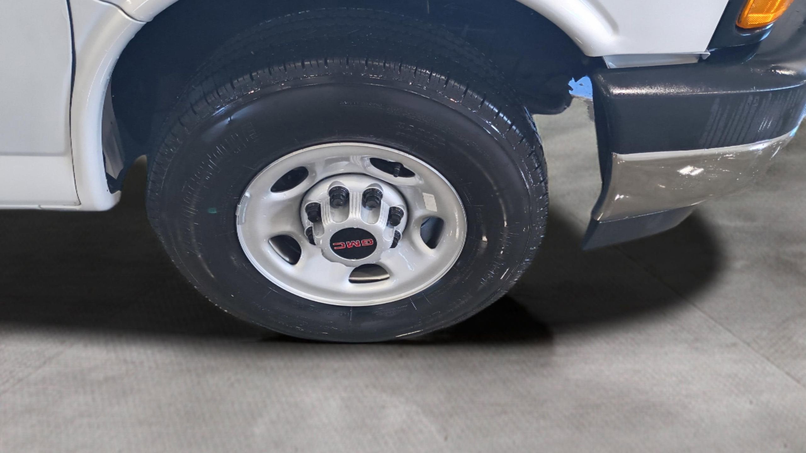 2025 GMC Savana Cutaway 3500 1WT