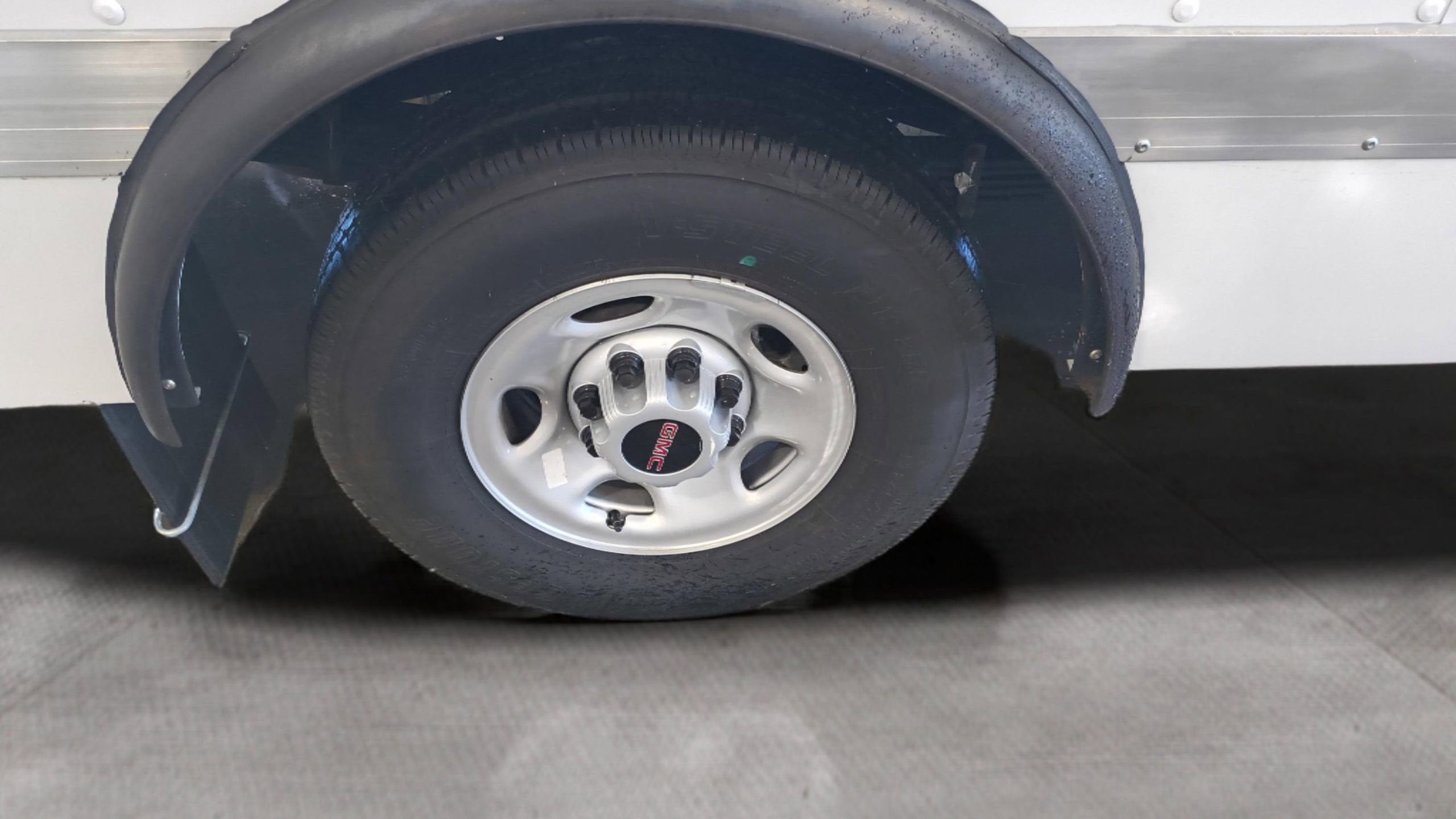 2025 GMC Savana Cutaway 3500 1WT